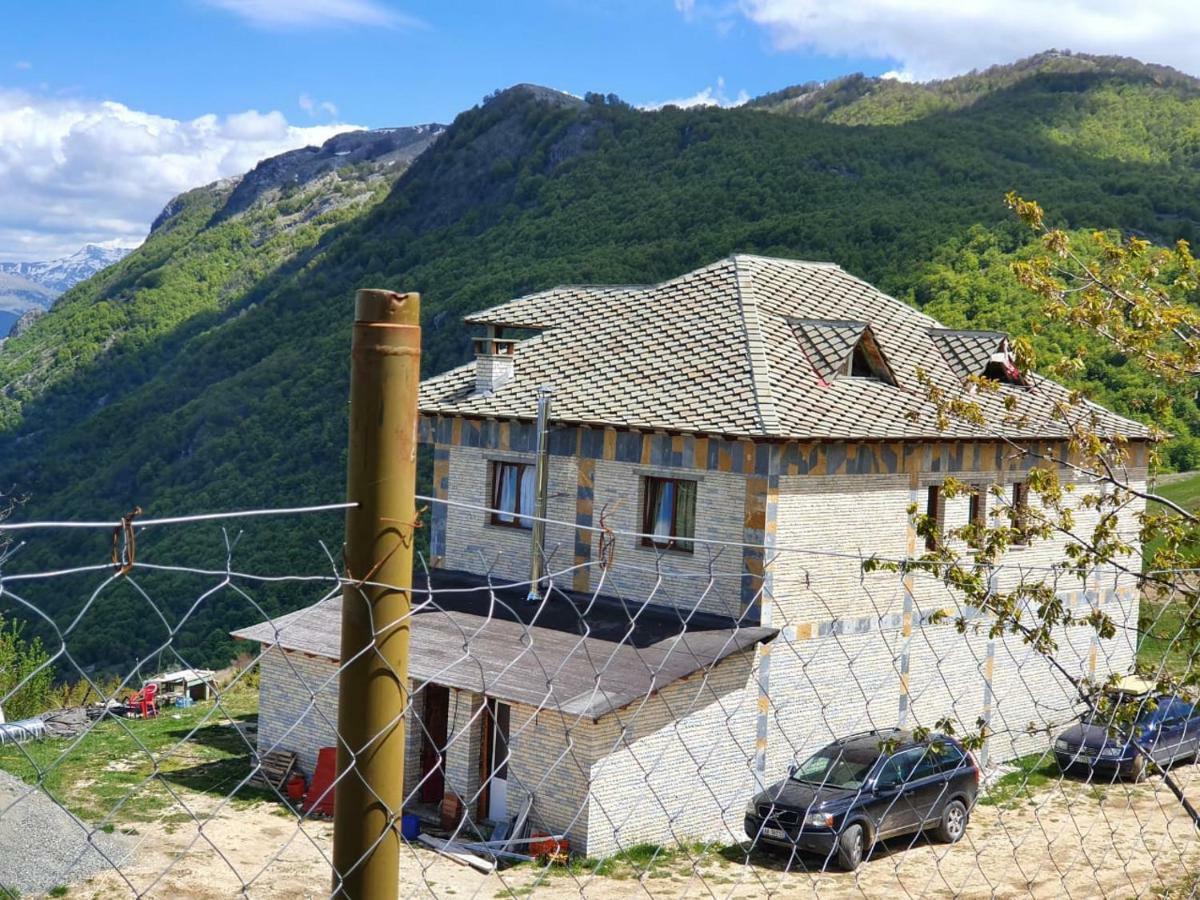 Bujtina E Tomorrit Hotel Ujanik Exterior photo