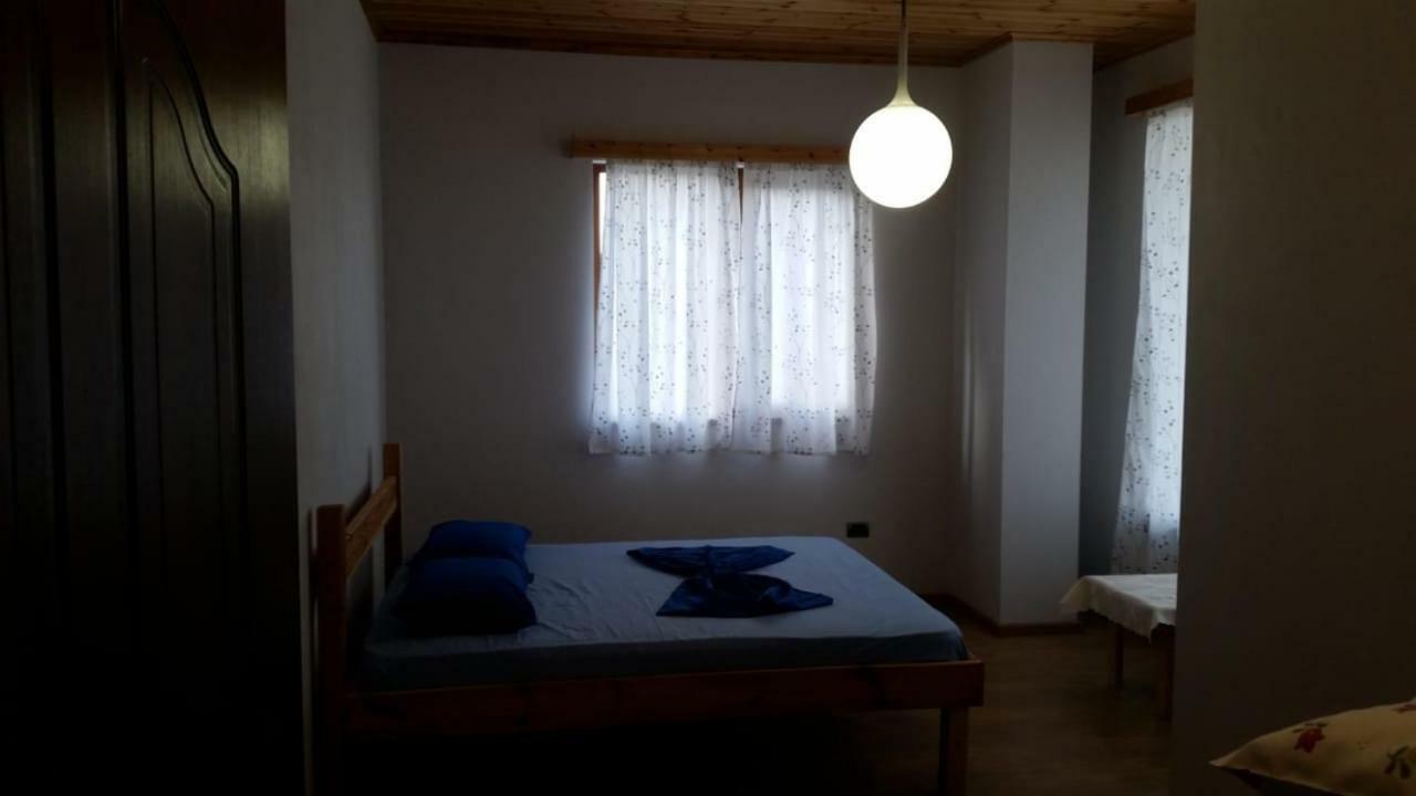Bujtina E Tomorrit Hotel Ujanik Exterior photo